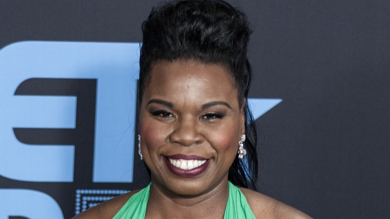 Leslie Jones souriant