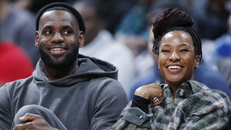 LeBron James et Savannah Brinson sourient