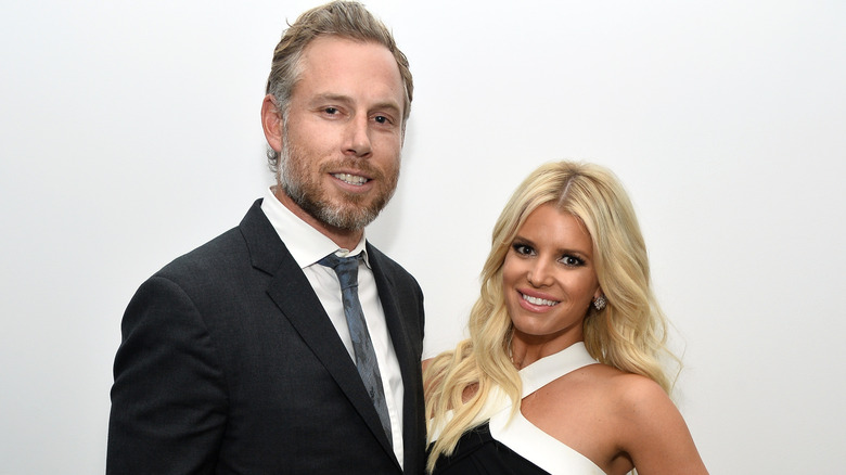 Eric Johnson et Jessica Simpson sourient