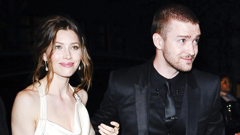 Jessica Biel et Justin Timberlake sourient en marchant bras dessus bras dessous