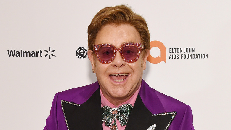 Elton John porte des lunettes pailletées