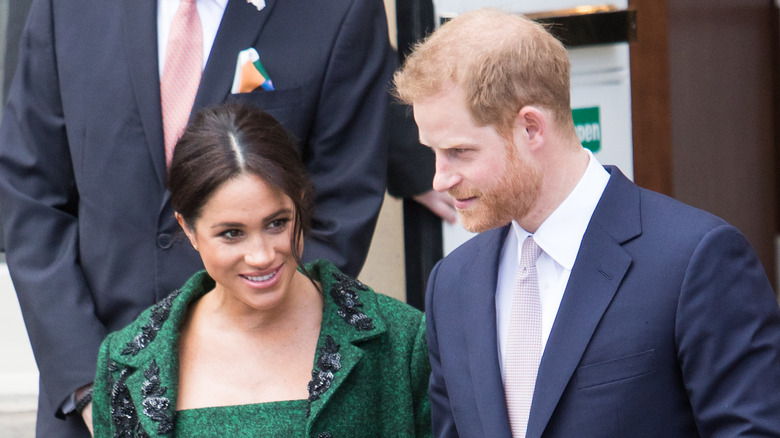 Meghan Markle et le prince Harry se regardent 