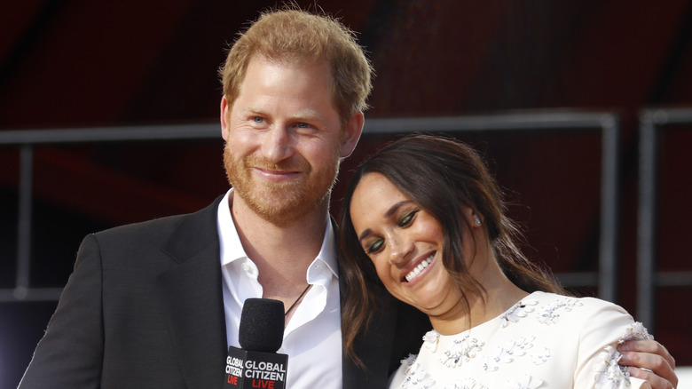 Le prince Harry fait un câlin à Meghan Markle