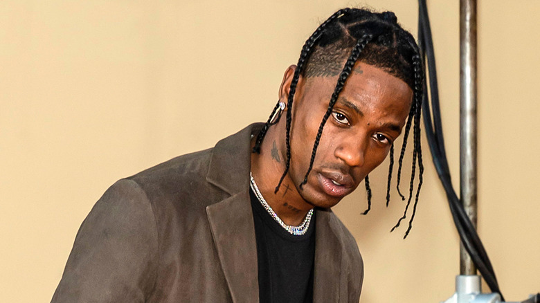 Travis Scott posant sur le tapis rouge