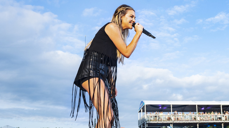 Kelsea Ballerini se produisant dans le Michigan