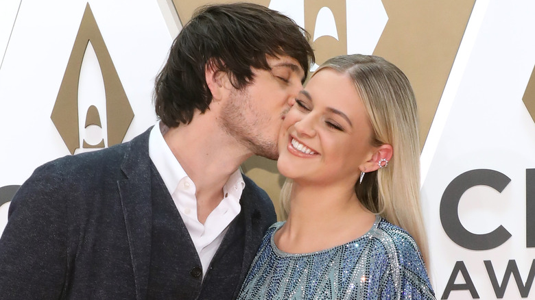 Morgan Evans embrasse Kelsea Ballerini