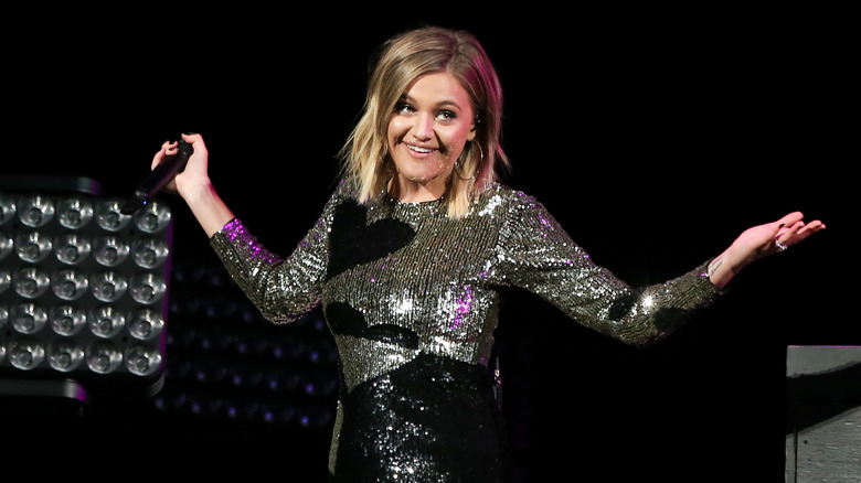 Kelsea Ballerini se produit au Barclays Center de Brooklyn