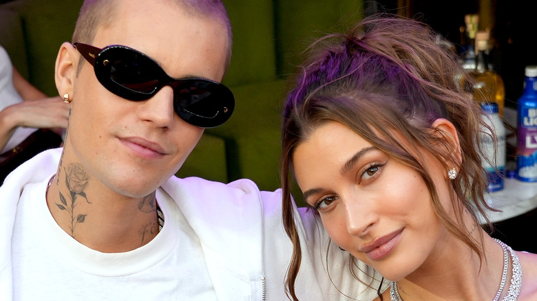 Justin Bieber et Hailey Bieber souriants