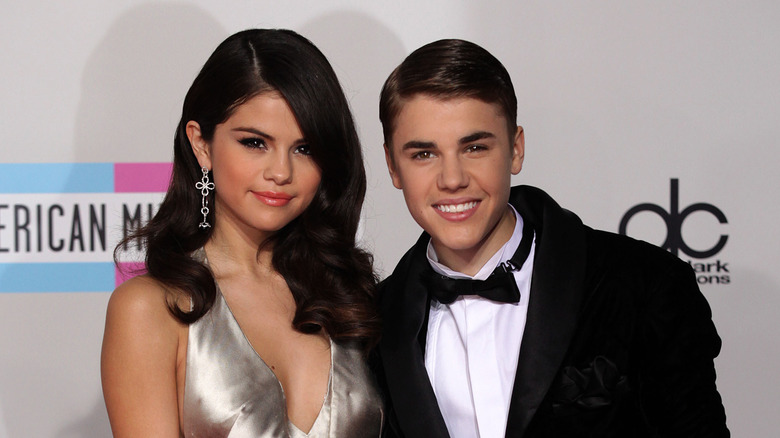 Selena Gomez et Justin Bieber posent