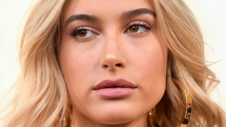 Hailey Bieber grandes boucles d'oreilles en or