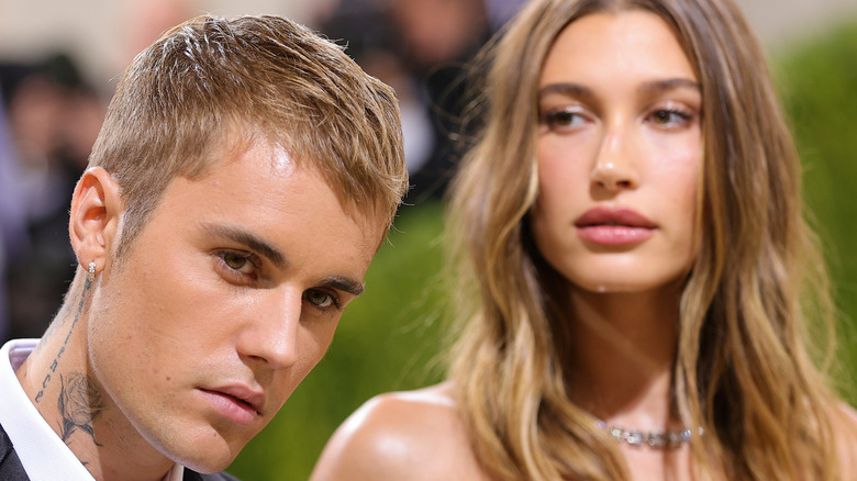 Hailey Bieber derrière Justin Bieber