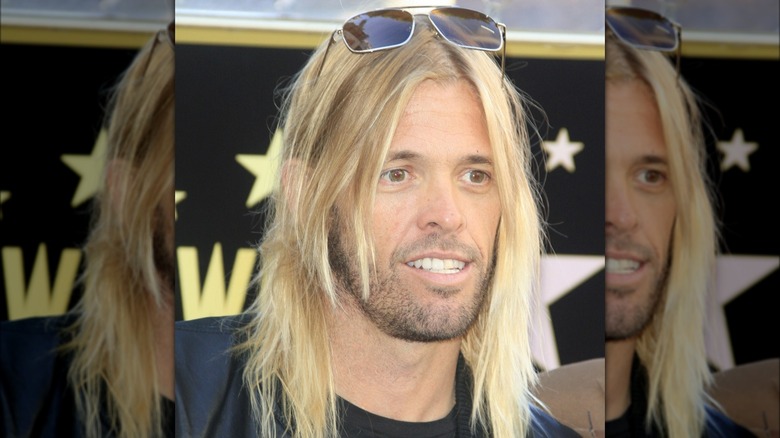 Taylor Hawkins posant