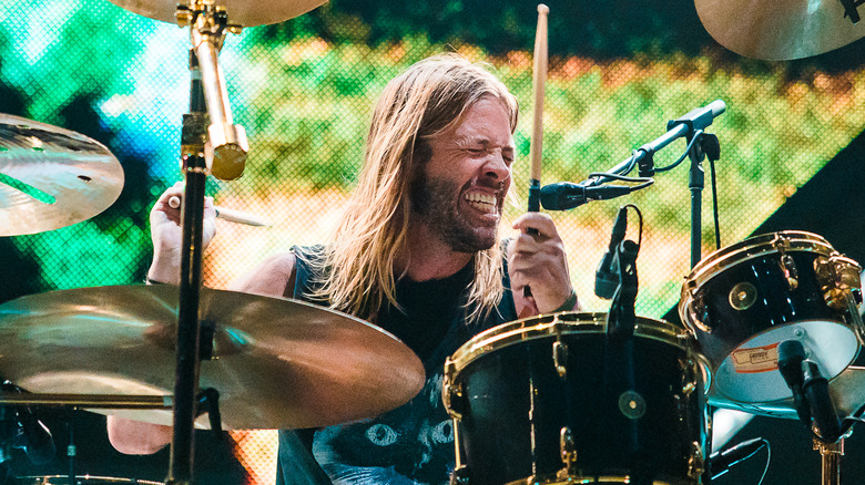 Taylor Hawkins à la batterie