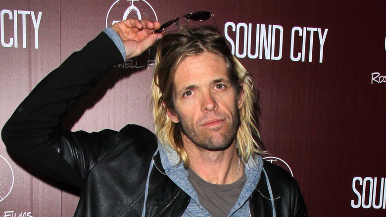 Taylor Hawkins tenant des lunettes de soleil 