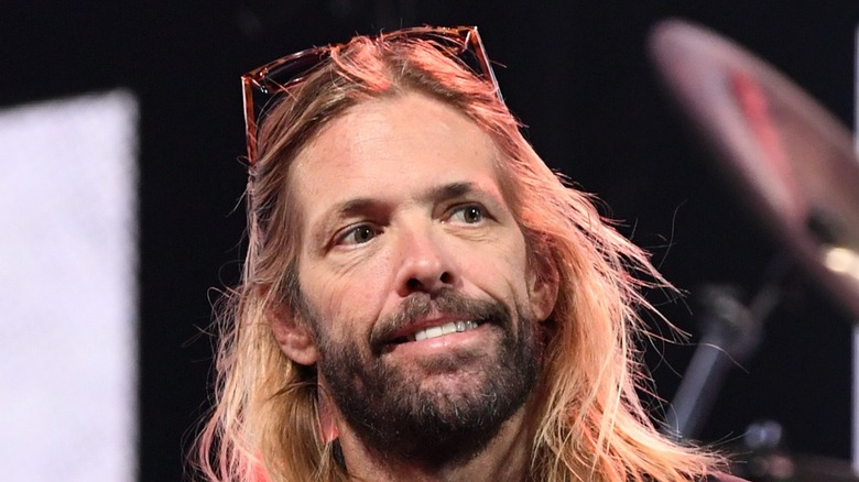 Taylor Hawkins parlant sur scène