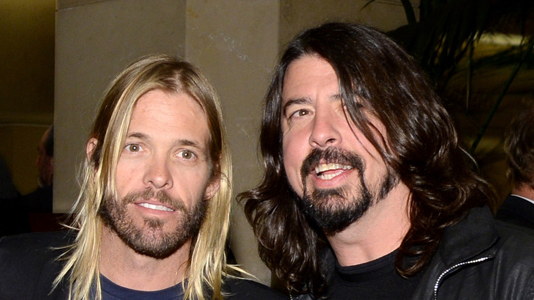 Taylor Hawkins et Dave Grohl posant ensemble