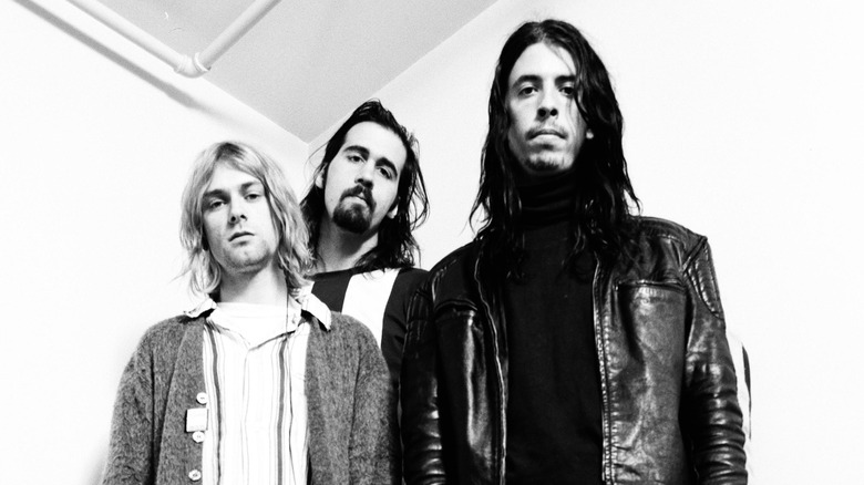 Nirvana posant sur une photo en noir et blanc