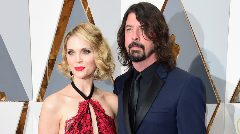 Jordyn Blum et Dave Grohl posent