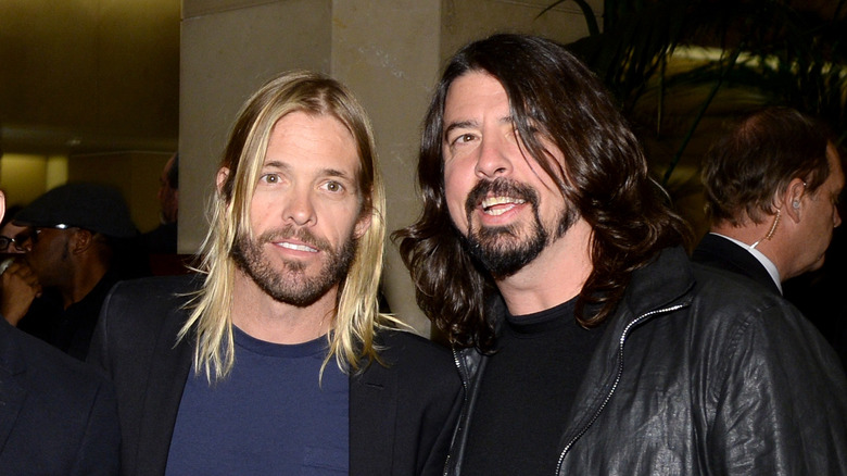 Taylor Hawkins et Dave Grohl souriant