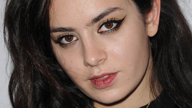 Charli XCX avec eye-liner ailé