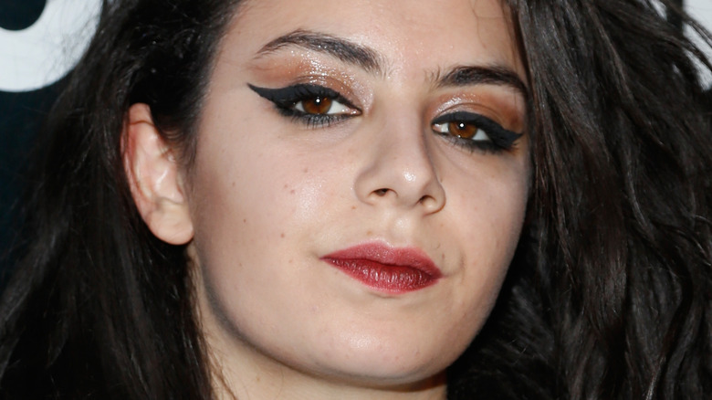 Charli XCX en eye-liner ailé