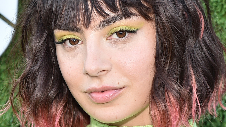 Charli XCX fard à paupières vert