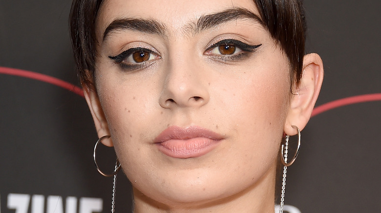 Charli XCX posant à l'événement