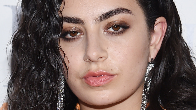 Maquillage charbonneux Charli XCX