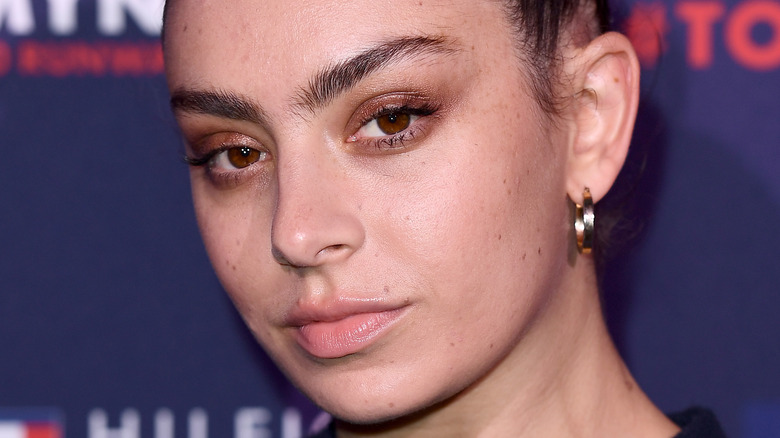 Maquillage naturel Charli XCX