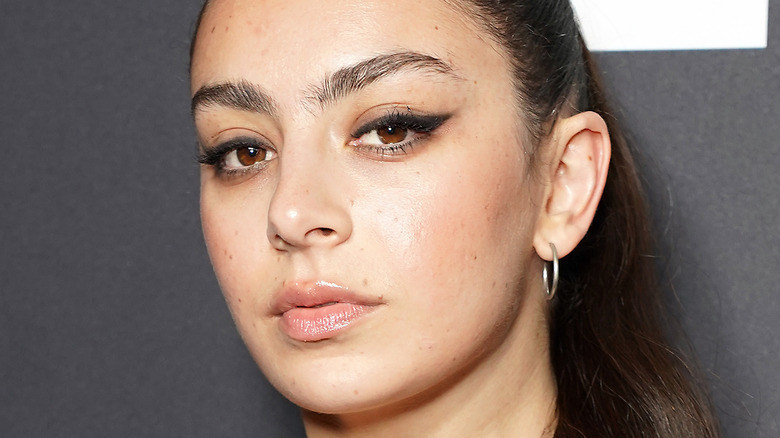 Maquillage naturel Charli XCX