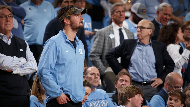 Eric Church regarde le match entre les North Carolina Tar Heels et les Duke Blue Devils