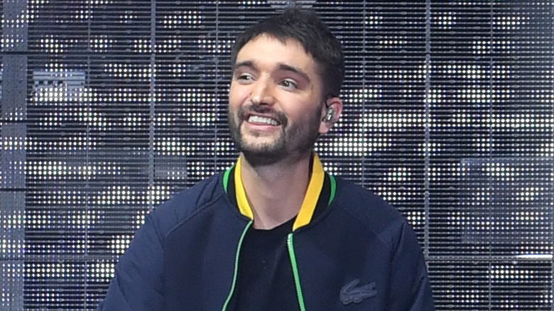 Tom Parker souriant sur scène