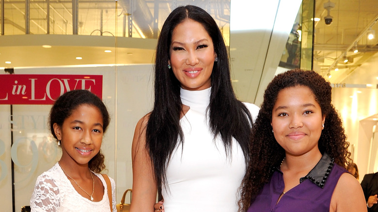 Aoki Lee Simmons, Kimora Lee Simmons, Ming Lee Simmons souriant