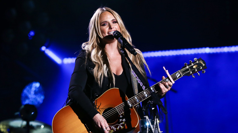 Miranda Lambert sur scène avec une guitare