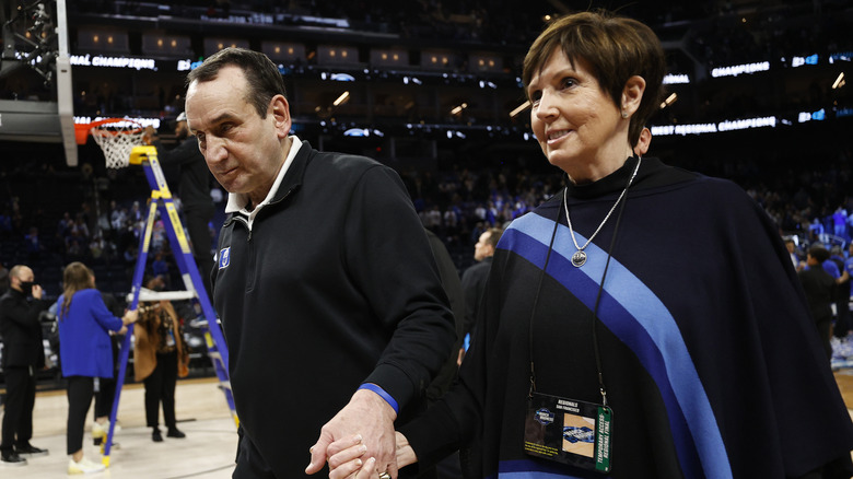 Mike Krzyzewski et sa femme Mickie se tiennent la main 