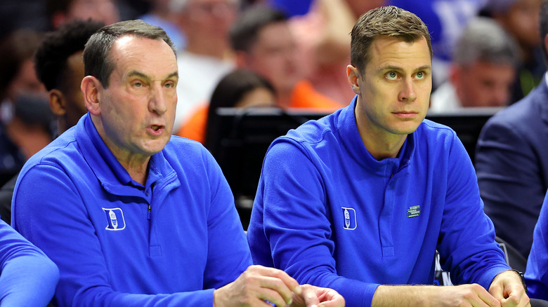 Jon Scheyer et Mike Krzyzewski assis