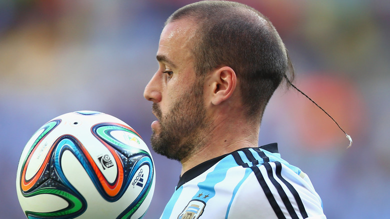 Rodrigo Palacio jouant au football