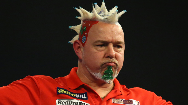 Peter Wright jouant aux fléchettes