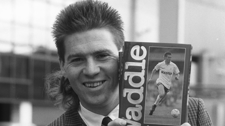 Chris Waddle posant 