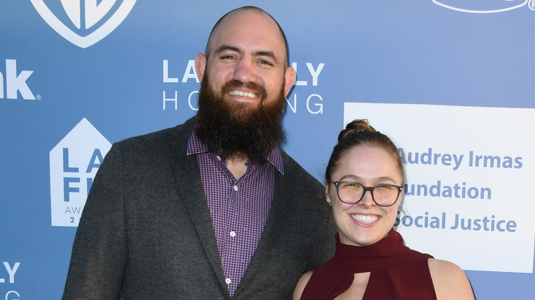 Ronda Rousey et son mari Travis Browne souriant