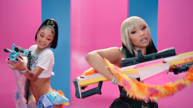 Coi Leray, Nicki Minaj posant avec des pistolets à hélice