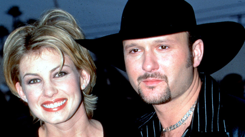 Les jeunes Faith Hill et Tim McGraw sourient