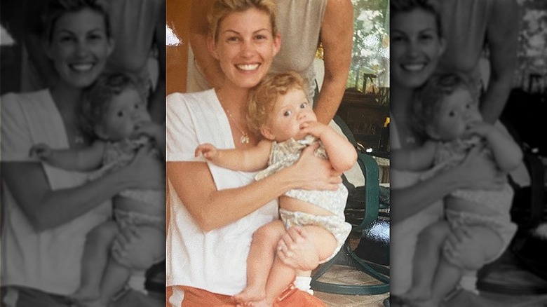 Faith Hill posant avec sa fille