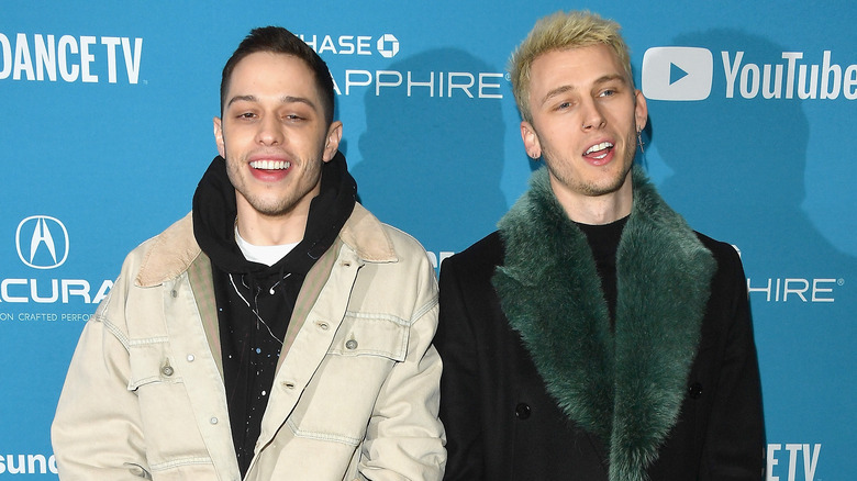 Pete Davidson et Machine Gun Kelly posant