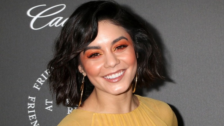 Vanessa Hudgens dans un haut jaune avec des créoles en or