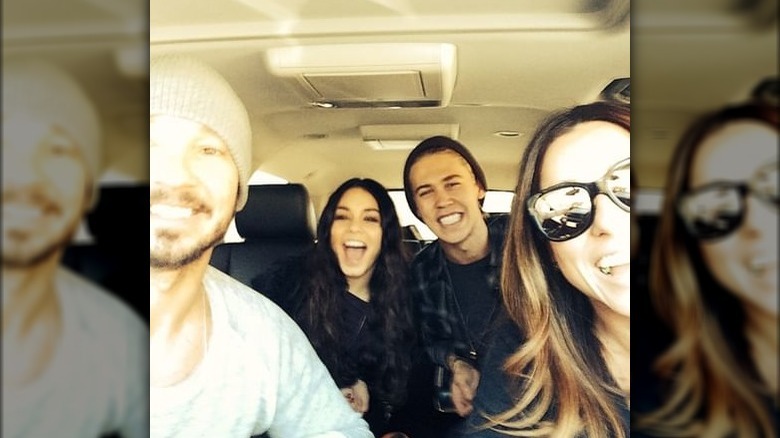 Carl Lentz, Vanessa Hudgens, Austin Butler et Laura Lentz dans une voiture