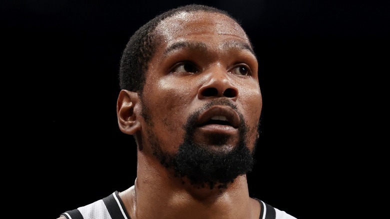 Kevin Durant dans son maillot, sur fond noir