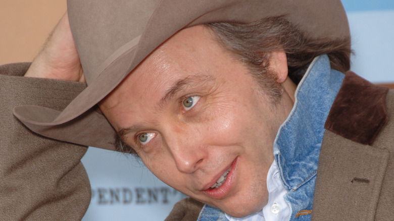 Dwight Yoakam lève son chapeau