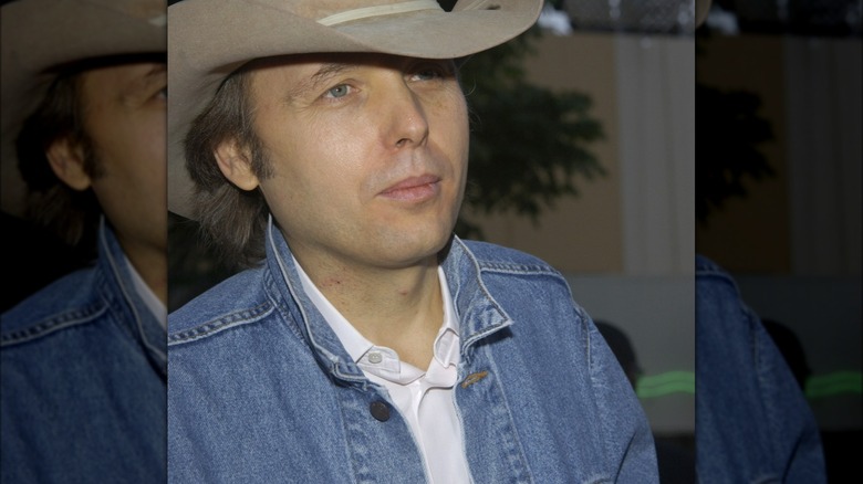 Dwight Yoakam l'air pensif