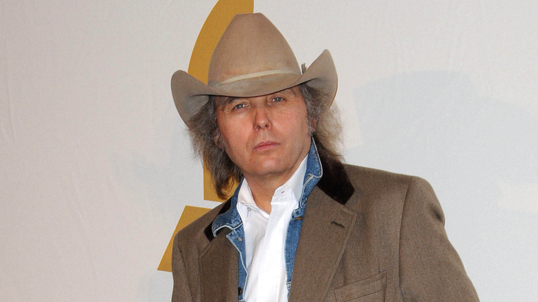 Dwight Yoakam penché